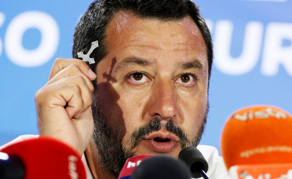 Salvini na tiskové konferenci svíral v ruce kříž.