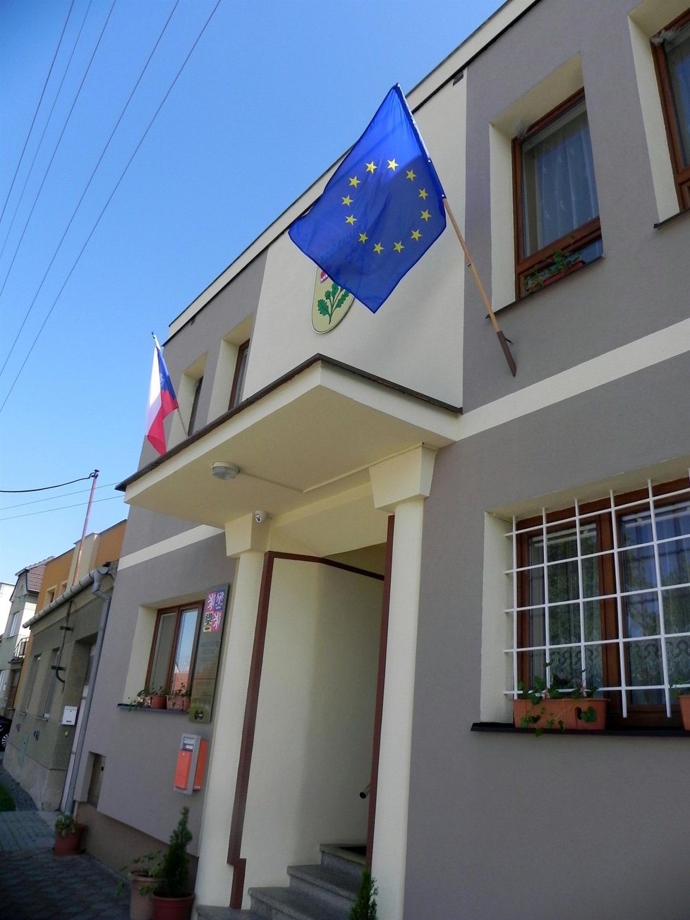 Vlajka Evropské unie na kněždubské radnici vesele plápolala. Voliči ale nedorazili