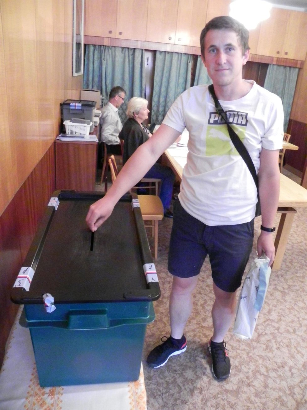 Karel Neumann (30) přišel volit v doprovodu rodiny. Proč v Kněždubu eurovolby lidé ignorují, netuší