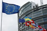 Europoslanci kývli na bezplatné emisní povolenky. A zavedou se uhlíková cla