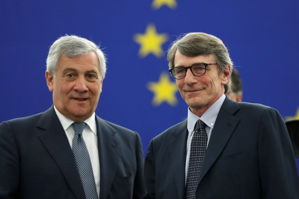 Nový předseda EP David-Maria Sassoli na snímku s končícím šéfem europarlamentu Antonio Tajanim (3. 7. 2019)