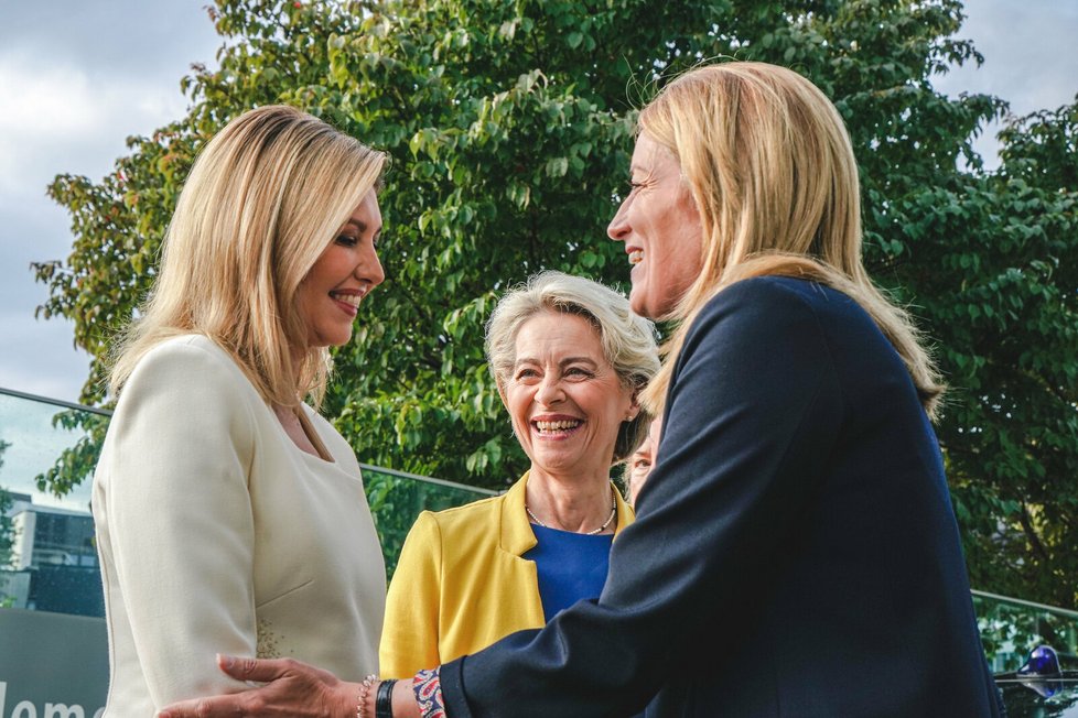 Roberta Metsolaová, Olena Zelenská a Ursula von der Leyenová ve Štrasburku.