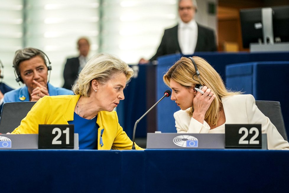 Von der Leyenová a Zelenská na zasedání europarlamentu.