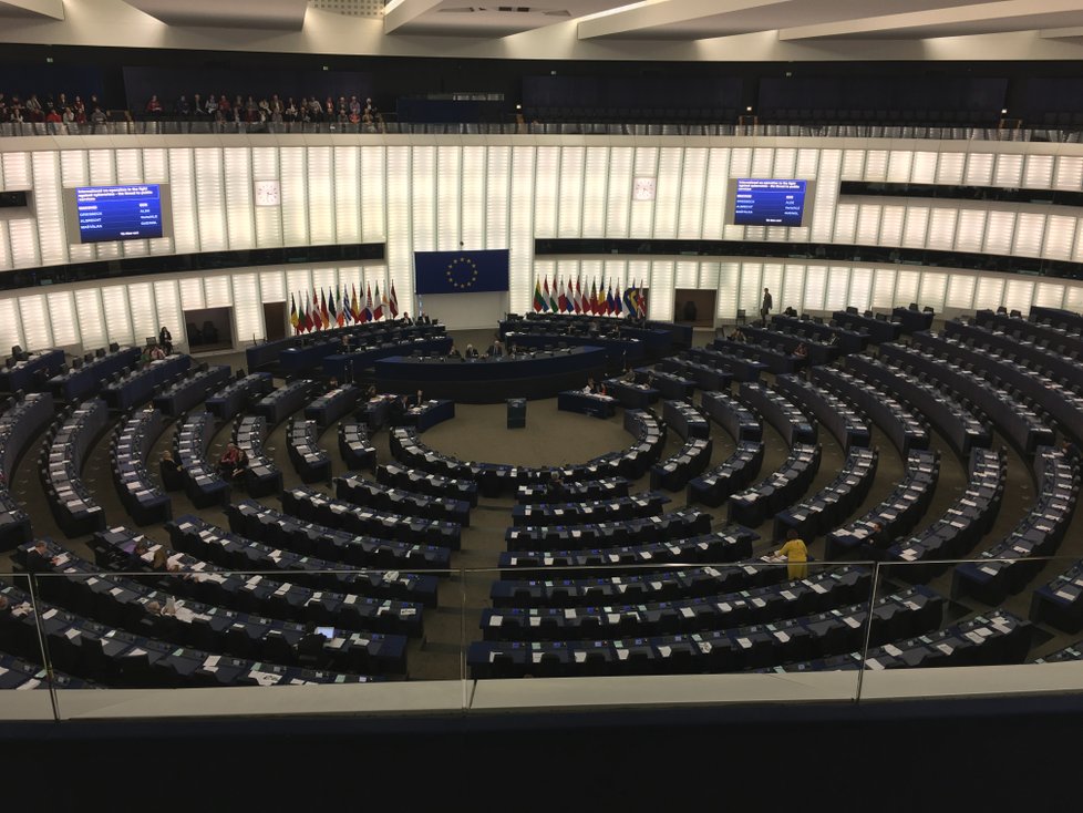 Účast europoslanců na debatě o situaci na Slovensku nebyla valná. Zároveň s plenárním zasedáním totiž probíhá řada paralelních jednání.