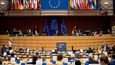 V Evropském parlamentu se včera opět řešil zákaz potratů v Polsku. Evropská komisařka pro rovnost Helena Dalliová prohlásila, že všechny členské země EU musejí respektovat základní práva. Polsko kritiku odmítá.