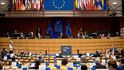 V Evropském parlamentu se včera opět řešil zákaz potratů v Polsku. Evropská komisařka pro rovnost Helena Dalliová prohlásila, že všechny členské země EU musejí respektovat základní práva. Polsko kritiku odmítá.