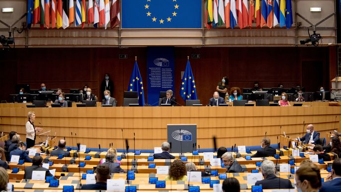 Ursula von der Leyenová, Charles Michel a David-Maria Sassoli v Evropském parlamentu.