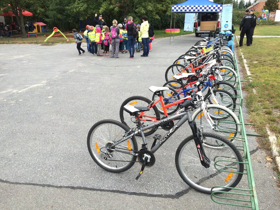 Děti si půjčily cyklistická kola, aby si zkoušely jízdu na dopravním hřišti.