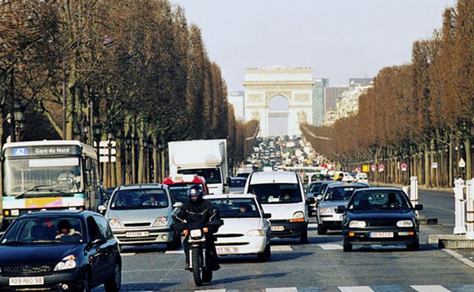 Pařížská starostka chce do šesti let z centra vykázat většinu aut