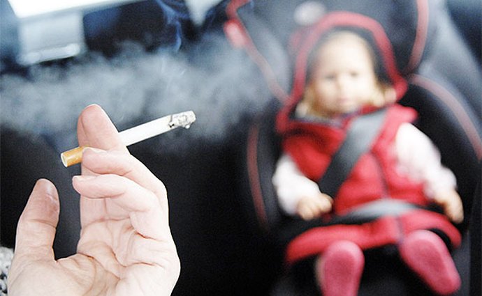 Francie zakazuje kouření v autě v přítomnosti nezletilých osob
