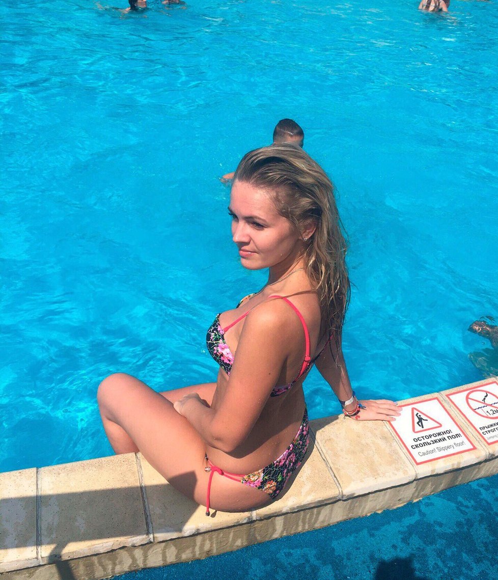 Evženia Šuljaťevová (†26) u bazénu
