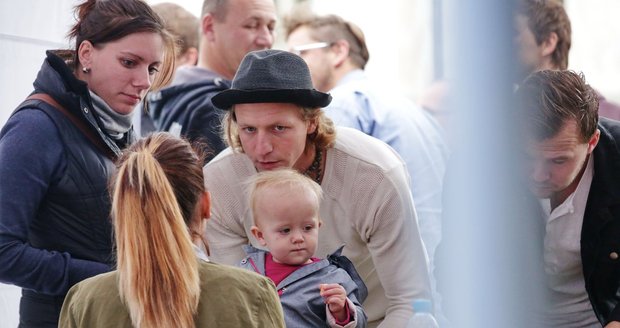 Tomáš Klus si v zákulisí hraje se svou dcerou Josefínou.