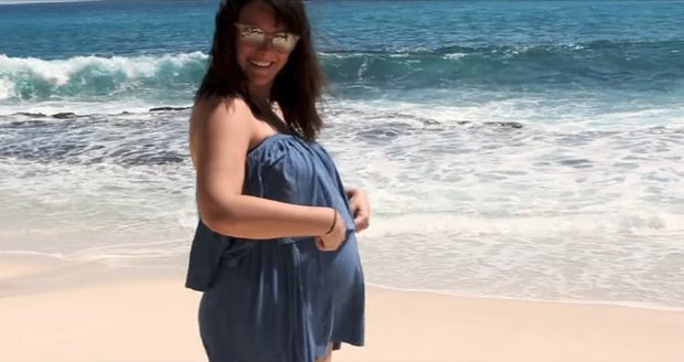 Ewa Farna své první těhotenství tajila dlouhé měsíce! Oznámila ho až prostřednictvím svatebního videoklipu.