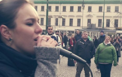 Ewa Farna vystoupila se svým bubeníkem v centru Prahy a vyzkoušela si tak, jaké to je být pouličním umělcem.