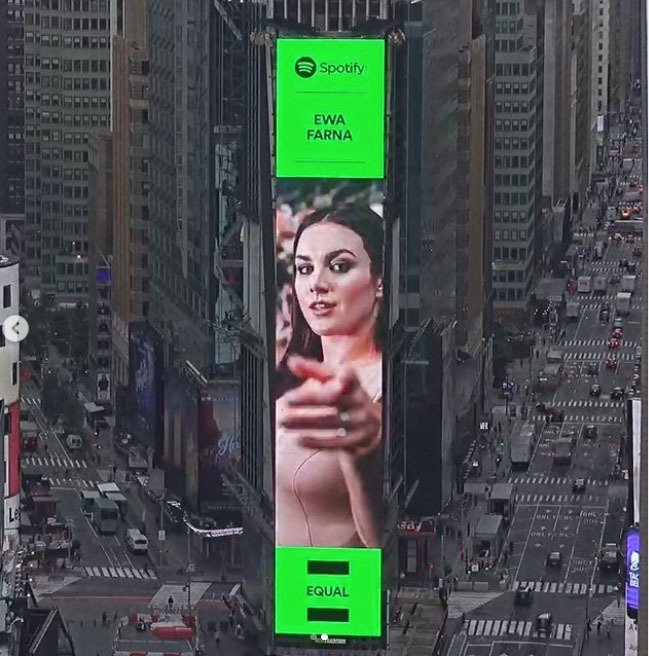Ewa Farna na billboardu v New Yorku.