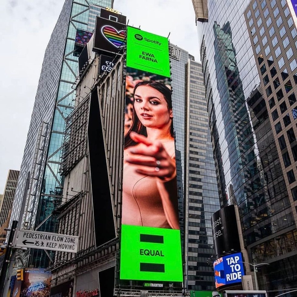 Ewa Farna na billboardu v New Yorku.