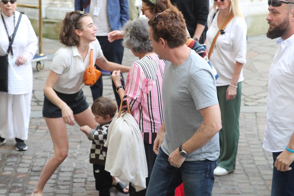 Ewan McGregor se ve Varech přivítal s fanoušky.