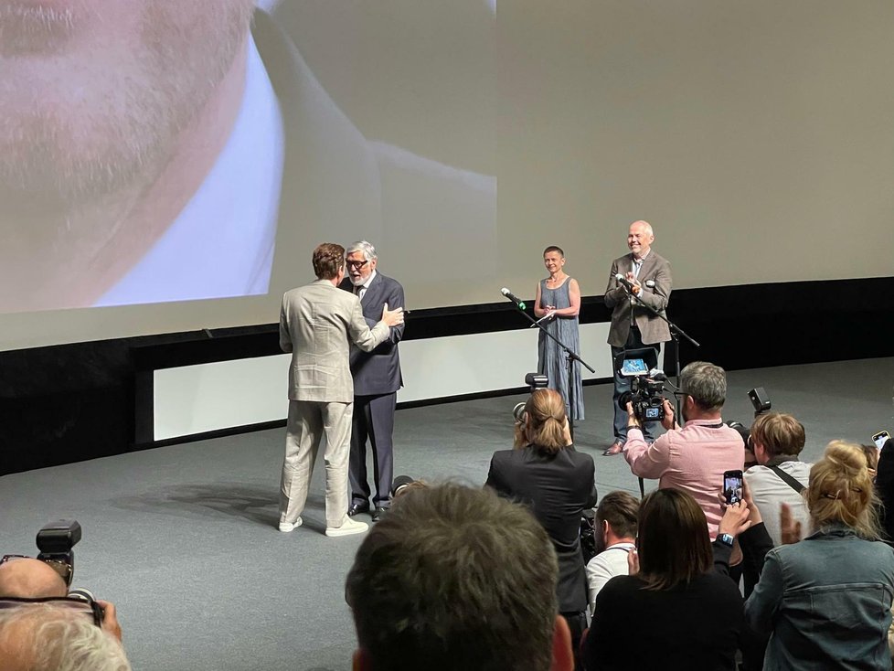 Ewan McGregor převzal cenu prezidenta festivalu z rukou Jiřího Bartošky.