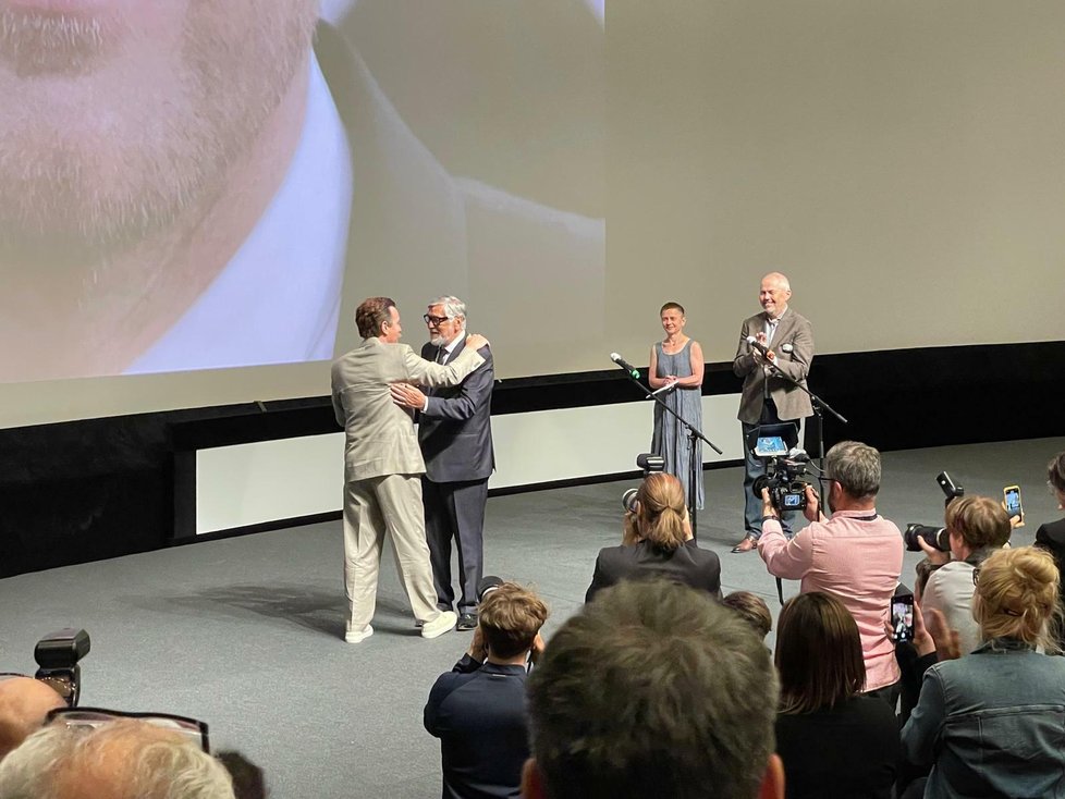 Ewan McGregor převzal cenu prezidenta festivalu z rukou Jiřího Bartošky