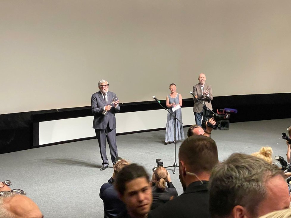 Ewan McGregor převzal cenu prezidenta festivalu z rukou Jiřího Bartošky