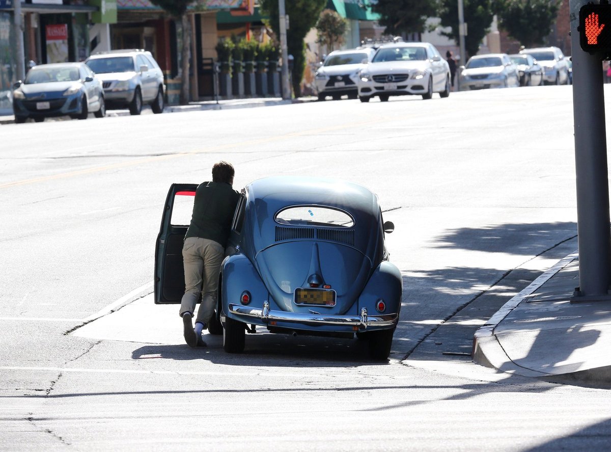 Skotský herec Ewan McGregor (46) zažil krušné chvilky, když mu na ulici v LA chcípl jeho milovaný Volkswagen Beetle