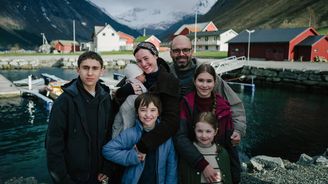 Rodina versus Barnevernet. Drama Fjord zkoumá střet tradiční výchovy s všemocným úřadem péče o dítě Rodina versus Barnevernet. Drama Fjord zkoumá střet tradiční výchovy s všemocným úřadem péče o dítě