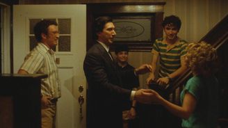 Adam Driver a Miles Teller se v Papírovém tygrovi snaží zkrotit ruskou mafii v newyorském Queensu Adam Driver a Miles Teller se v Papírovém tygrovi snaží zkrotit ruskou mafii v newyorském Queensu