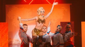 Tomicová, Cina a vesnická drag show. Do Varské hlavní soutěže míří česká komedie Šimona Holého Chica Checa Tomicová, Cina a vesnická drag show. Do Varské hlavní soutěže míří česká komedie Šimona Holého Chica Checa