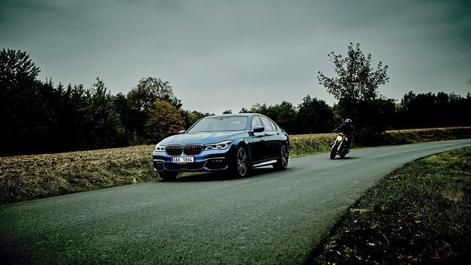 Motorka, auto, dva řidiči a víkendový útěk, který kontrasty spojil v celek a složité proměnil v jednoduché. Dokonalý roadtrip totiž můžete zažít i v Česku. Stačí si přestat říkat „to nejde“.