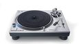 Gramofon Technics SL-1200GR. Gramofon s jednorotorovým motorem o síle 2,2 kg/cm  při rozběhu a hliníkovým talířem má označení Technics  SL-1200GR a je pokračovatelem legendární značky mezi gramofony. Jedná se o ruční výrobu made in Japan. Jeho velmi přesné, elektronicky řízené otáčení talíře zajišťuje čistý zvuk bez kolísání. Cena 39 990 Kč