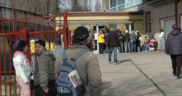 Na strašák exekuce při výpatě dávek si lidé zvykají