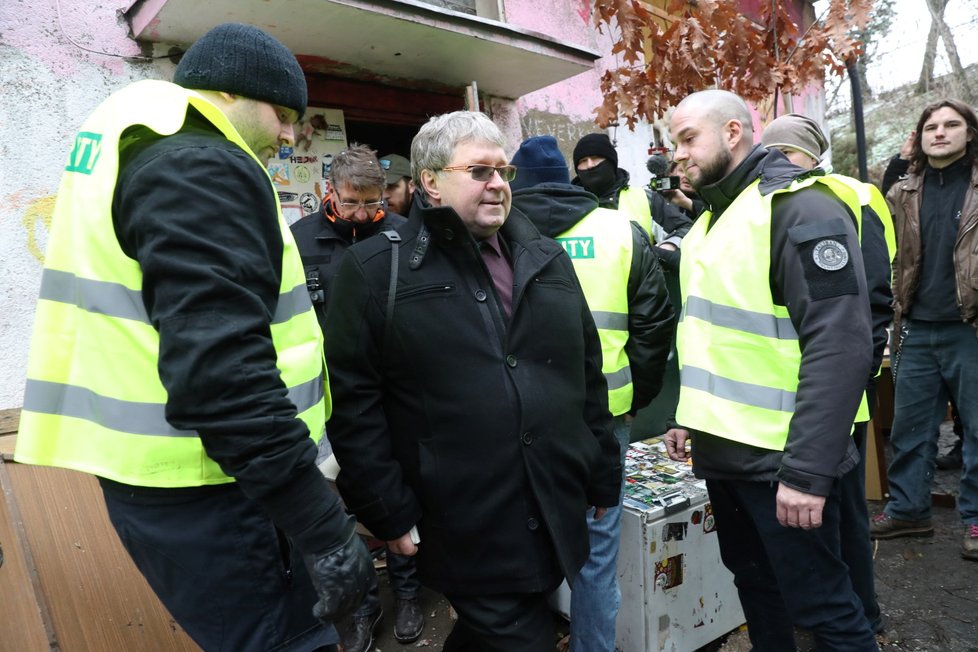 Vyklízení žižkovské Kliniky, 10. 1. 2019