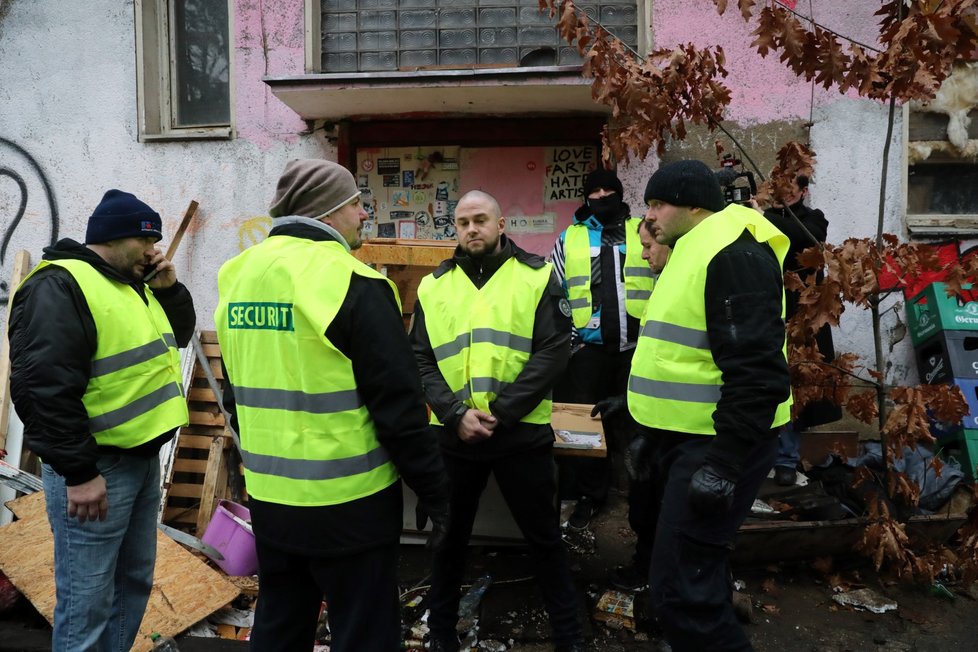 Exekutoři a vykonavatelé v akci: Vyklízení žižkovské Kliniky, 10. 1. 2019