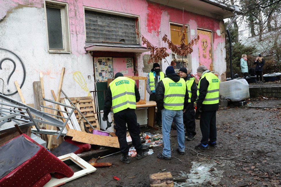 Exekutoři a vykonavatelé v akci: Vyklízení žižkovské Kliniky, 10. 1. 2019