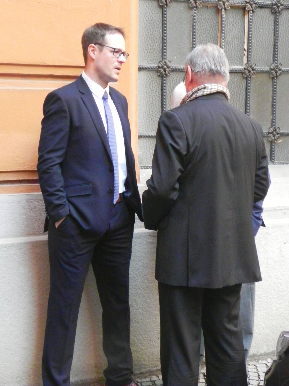 Žalobce Jiří Zemek (vlevo) obžaloval manžele z násilí vůči úřední osobě, obecného ohrožení a Vojtěcha B. i z pokusu o vraždu.