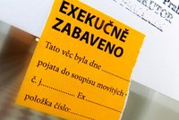 Exekutoři zabavují důchody, mateřské i nemocenské. Letos už strhli 900 milionů