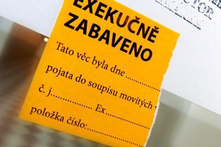 Exekutoři zabavují důchody, mateřské i nemocenské. Letos už strhli 900 milionů