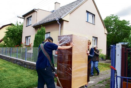 Nesládkovým vystěhovali z domu, který si postavili, všechen majetek