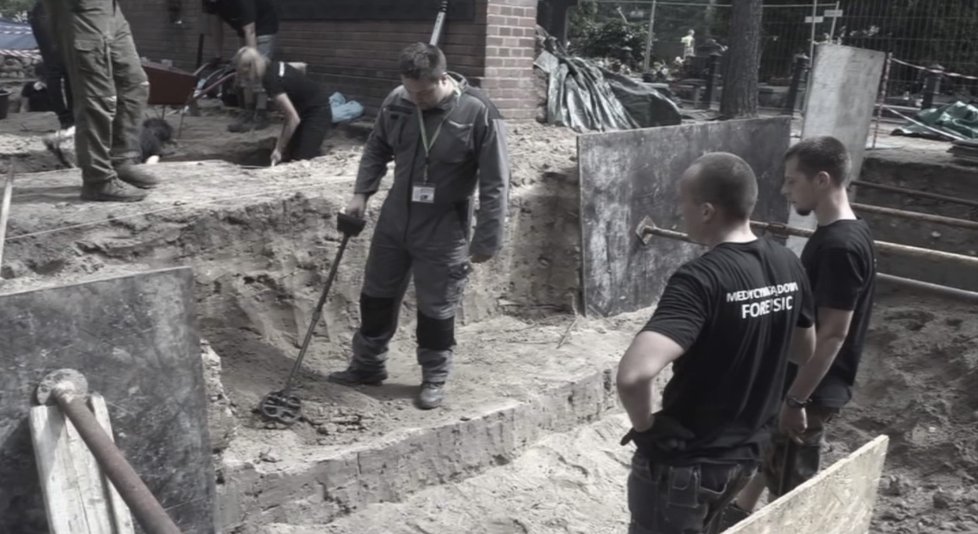 Exhumační práce na místě zvaném Loučka v polské Varšavě.
