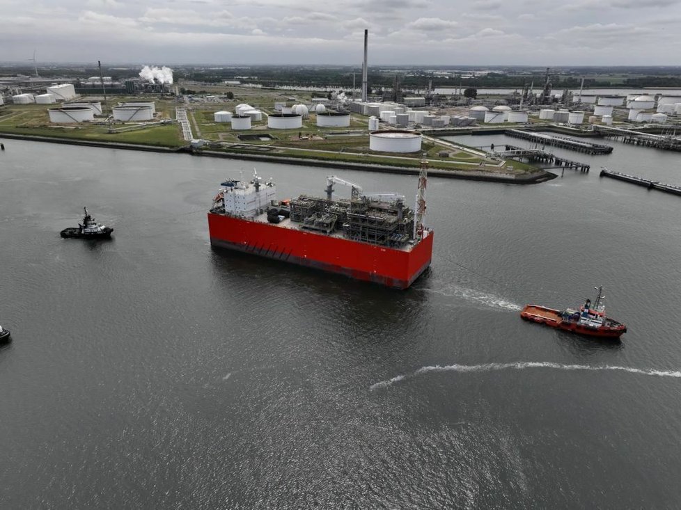 Plovoucí LNG terminál Exmar S188, který bude v nizozemském Eemshavenu sloužit pro potřeby Česka