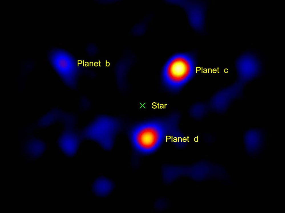 Některé exoplanety vidíme přímo po odstínění světla hvězdy. Na snímku planety u hvězdy HR 8799