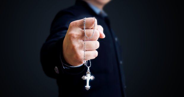 Exorcisté nestíhají, hlásí Vatikán. Lidí posedlých démony je prý moc