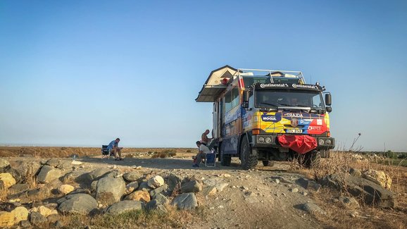 Expedice Tatra kolem světa 2 se načas vrací do ČR, nemá víza