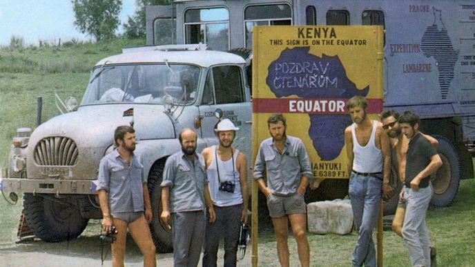 Expedice v Keni překročila rovník. Zleva: J. Vavroušek, L. Kropáček, J. Stöhr, P. Bartůněk, K. Kunz, J. Plaček a M. Topinka. Chybí P. Bárta, který fotografoval.