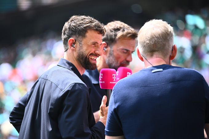 MS ve fotbale ONLINE: Televizní experti Klopp a Müller, trenér pobavil pláštěnkou MS ve fotbale ONLINE: Televizní experti Klopp a Müller, trenér pobavil pláštěnkou