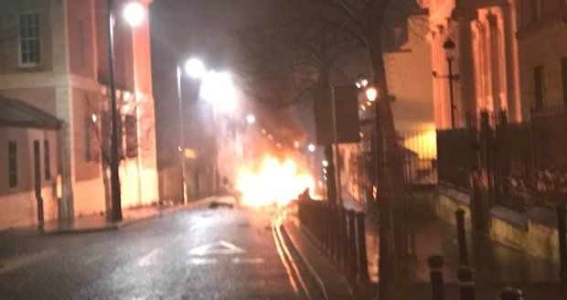 Exploze auta před soudem v Severním Irsku (19. 1. 2019)