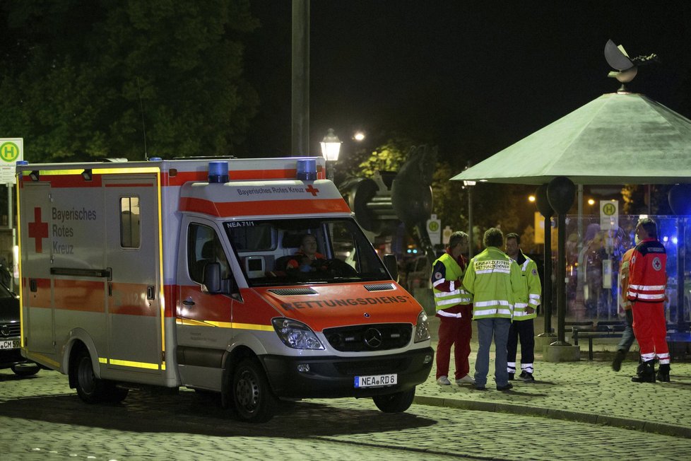 Exploze v Bavorsku: Uprchlík šel s bombou na hudební festival, zranil desítku lidí.