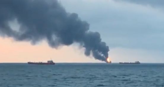 Exploze a požár dvou lodí v Kerčském průlivu si vyžádal mrtvé (21. 1. 2019)