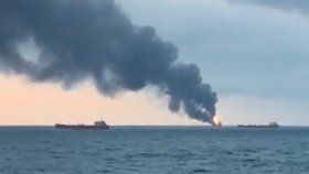 Exploze a požár dvou lodí v Kerčském průlivu si vyžádal 14 mrtvých (21. 1. 2019).