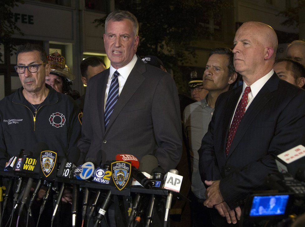 Šéf policejního oddělení James O´Neil (vpravo) a newyorský starosta Bill de Blasio.